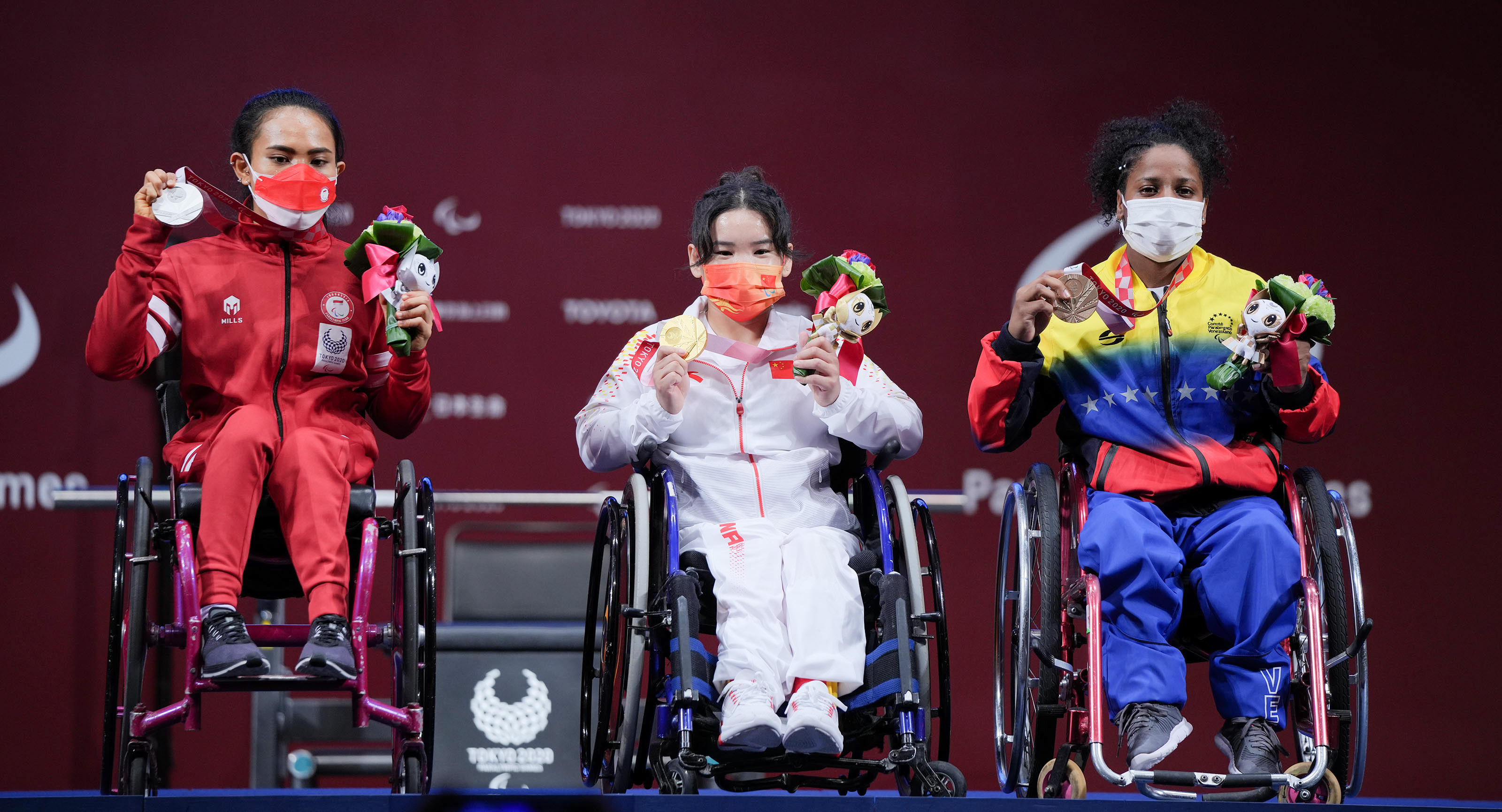 举重冠军女子_女子104公斤级举重冠军是谁_举重女子世界冠军